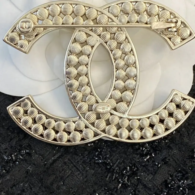 chanel brooches  pour femme s_12341a54